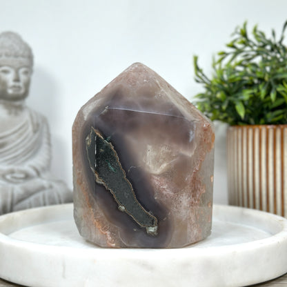 Amethyst-Achat-Obelisk mit ausgeprägter Kristallmatrix