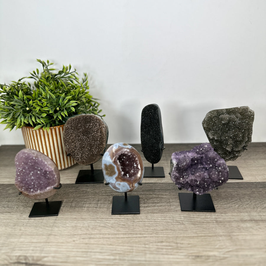 Kristallskulpturen-Set 6-teilig, mit kristallreicher Struktur und kontrastreicher Mineralformation