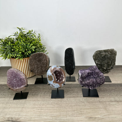 Kristallskulpturen-Set 6-teilig, mit kristallreicher Struktur und kontrastreicher Mineralformation