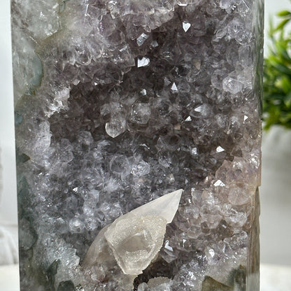 Amethyst-Kalzit-Obelisk  mit mineralischen Kristalleinschlüssen