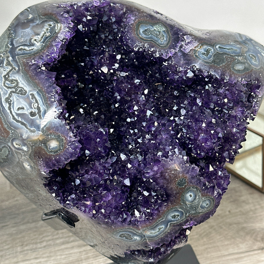 Amethyst-Geode mit außergewöhnlicher, tropfsteinartiger Innenarchitektur, in ausgewählter Spitzenqualität