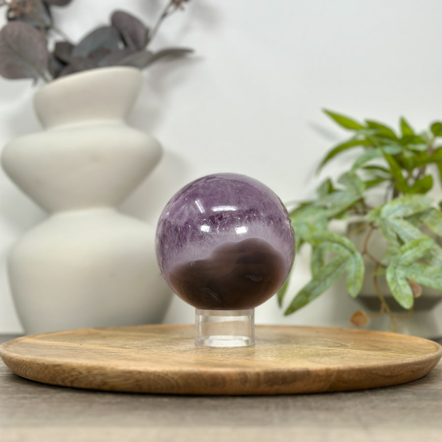 Amethyst-Steinkugel mit kraftvoller Kristallformation und ausgeprägter Struktur