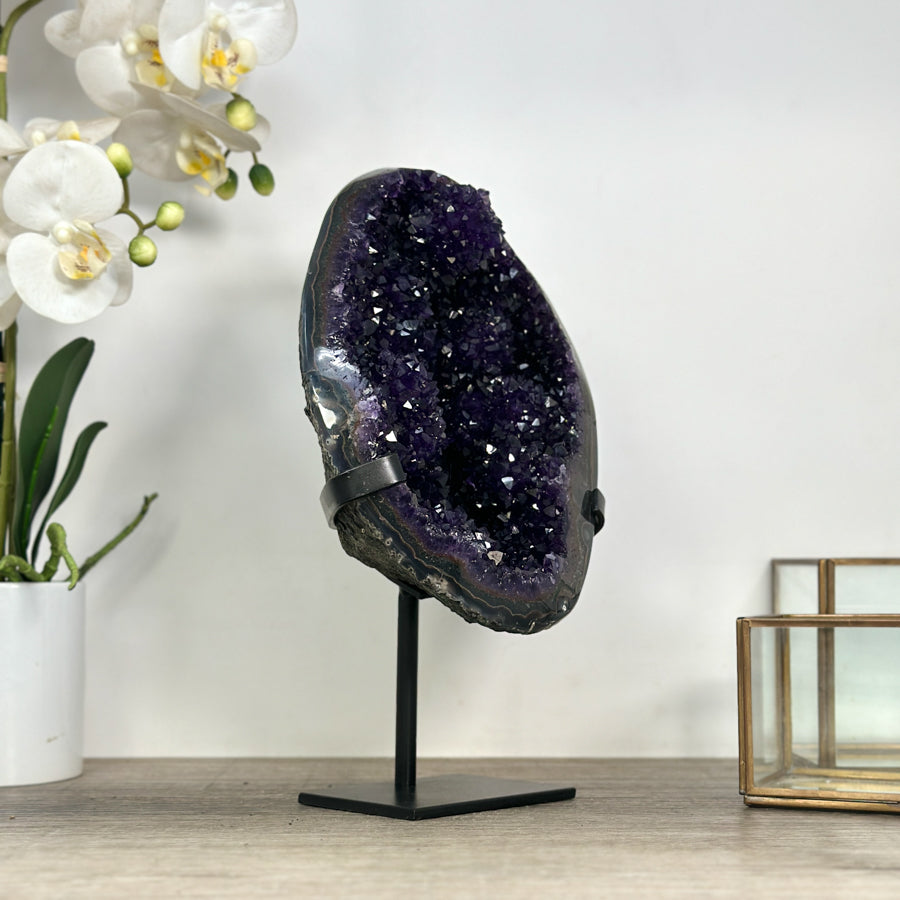 Amethyst-Geode mit purpurner, klar definierter Kristallhöhle