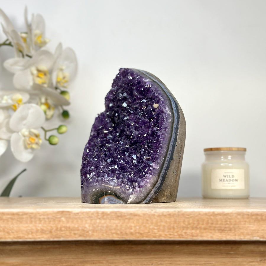 Amethyst-Kathedrale groß mit gebänderter Blauachat-Schale und tiefvioletter Kristallkammer