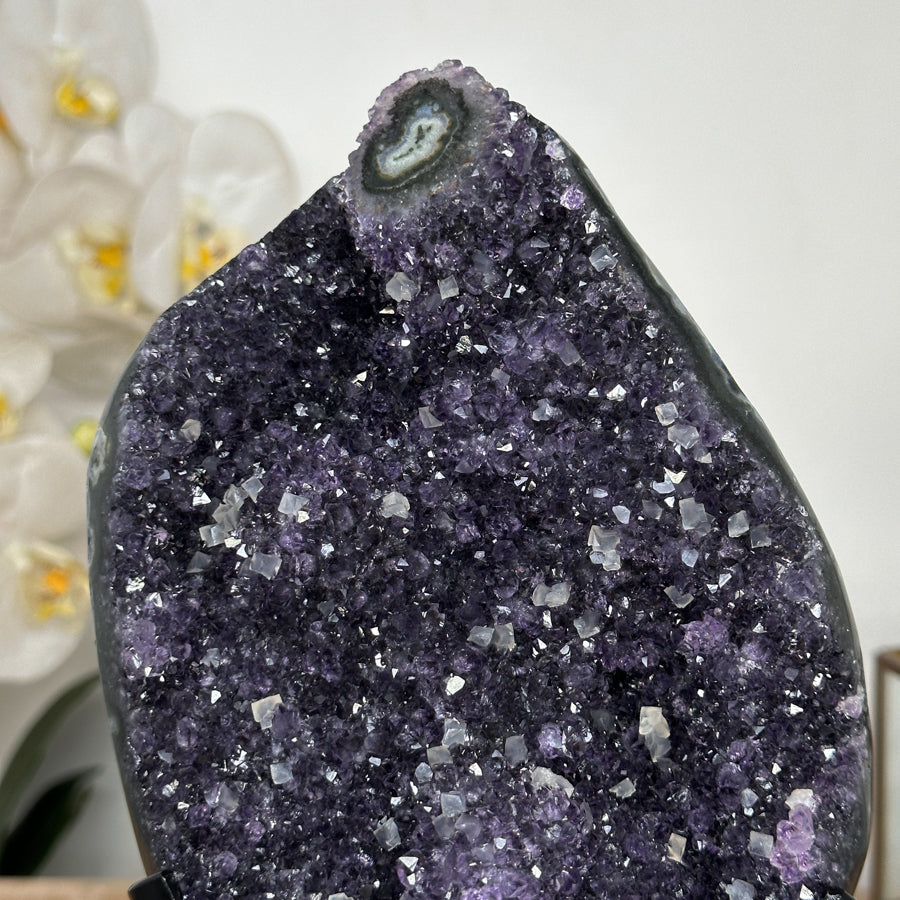 Amethyst-Kristall mit integrierter Kalzit-Bildung, in ausgewählter Spitzenqualität