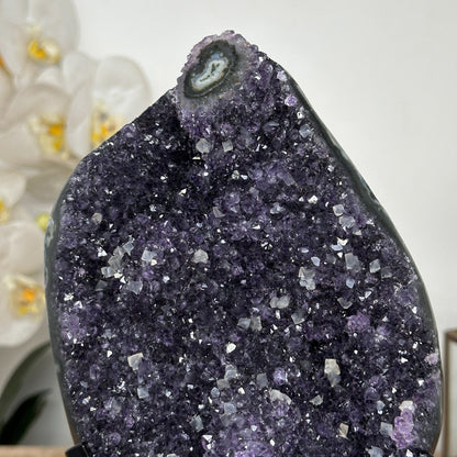 Amethyst-Kristall mit integrierter Kalzit-Bildung, in ausgewählter Spitzenqualität