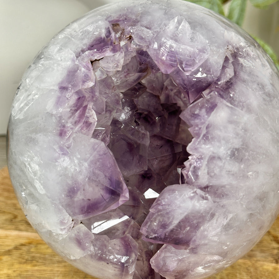 Amethyst-Achat-Steinkugel mit groß gewachsenen Kristallen und klarer Struktur