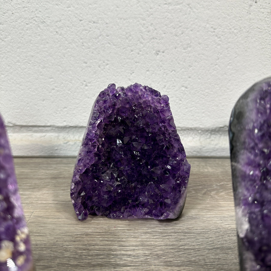 Amethyst-Kathedralen & Drusen-Set 12-teilig, mit symmetrischer Kristallarchitektur und violetter Kristallzone