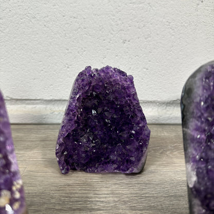 Amethyst-Kathedralen & Drusen-Set 12-teilig, mit symmetrischer Kristallarchitektur und violetter Kristallzone