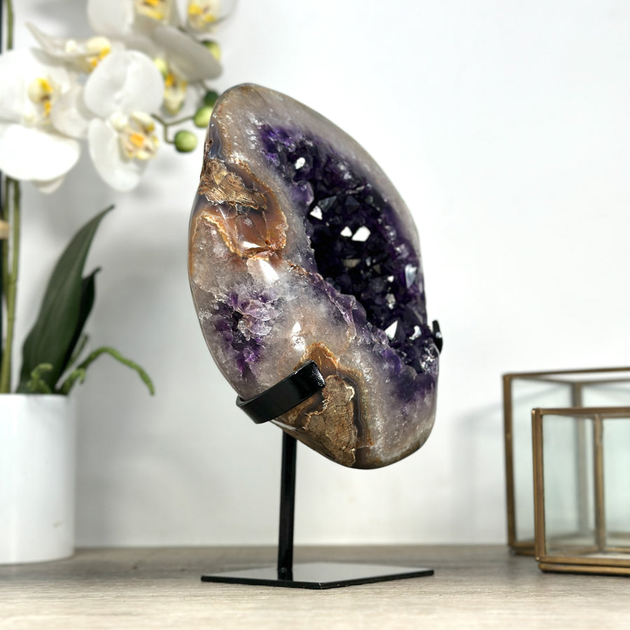 Amethyst-Geode mit intensiv tiefvioletter, glänzender Kristallzone