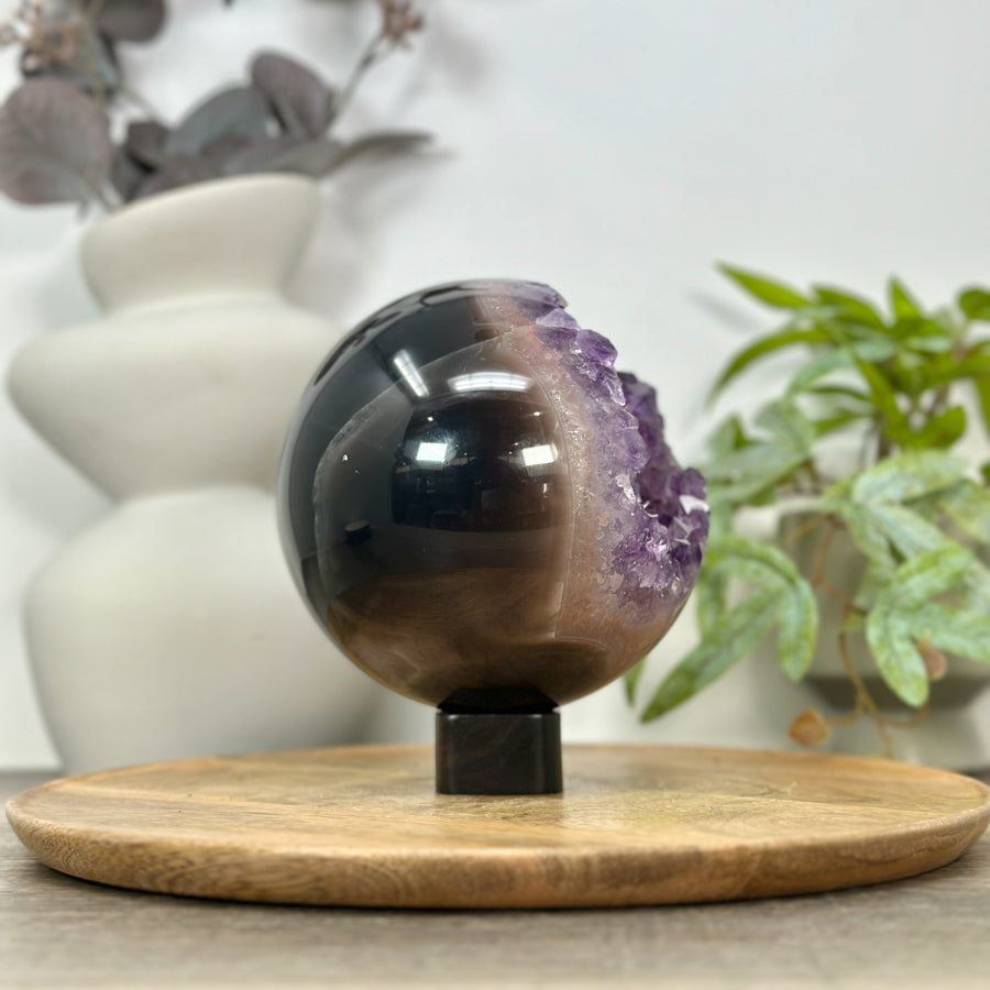 Amethyst-Achat-Steinkugel groß mit ausgewogener Kristallbildung