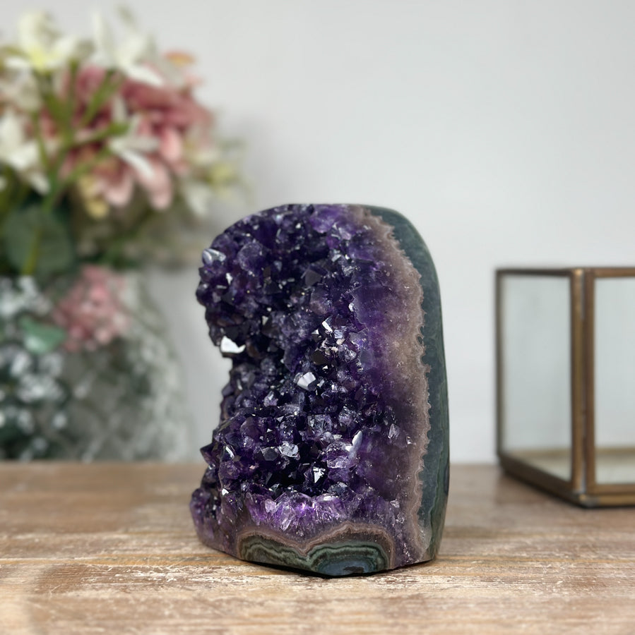 Amethyst-Druse mit tiefvioletter, dicht verwachsener Kristallzone