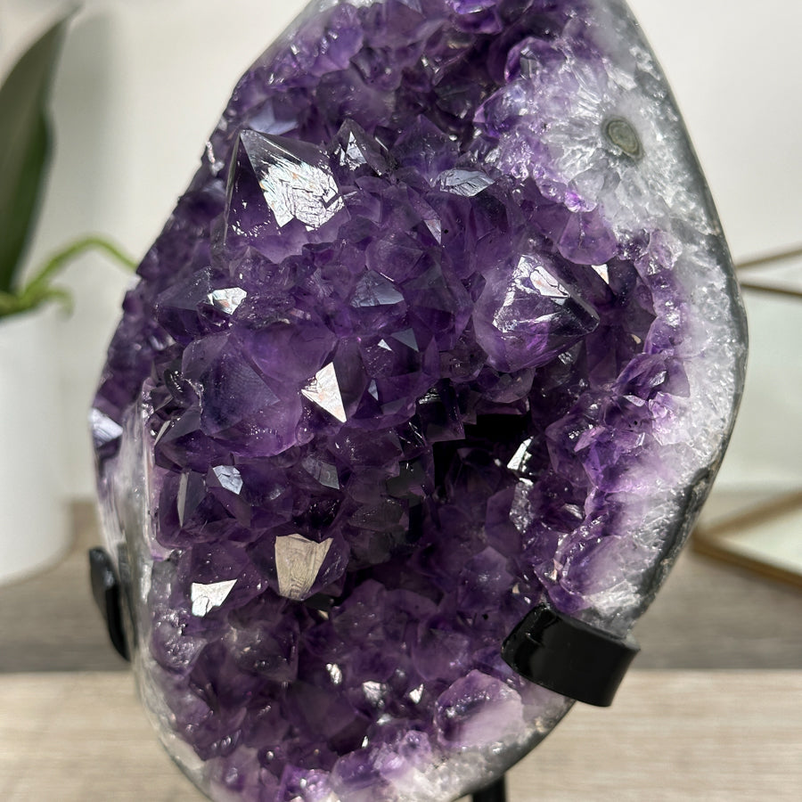 Amethyst-Geodencluster mit kontrastierender Quarz-Matrix