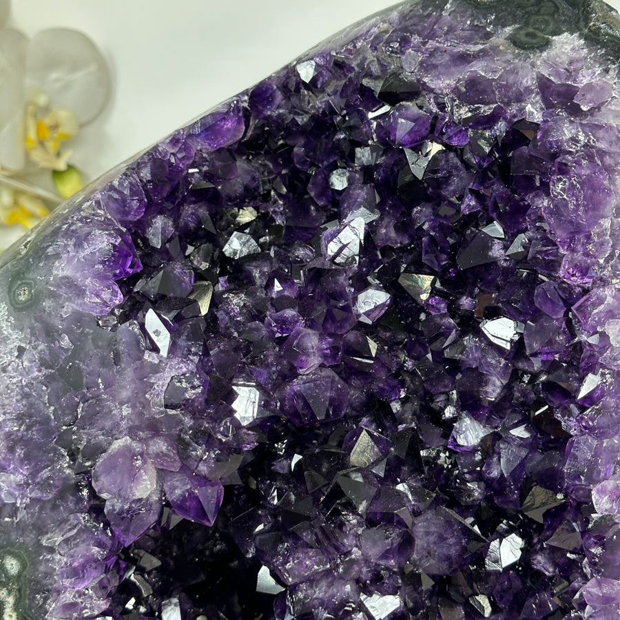 Amethyst-Kristall XL mit monumentaler Präsenz und tiefvioletten Schattierungen