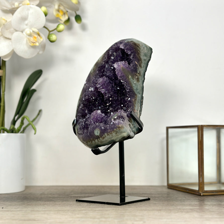Amethyst-Jaspis-Mond mit grün durchzogener Mineralmatrix