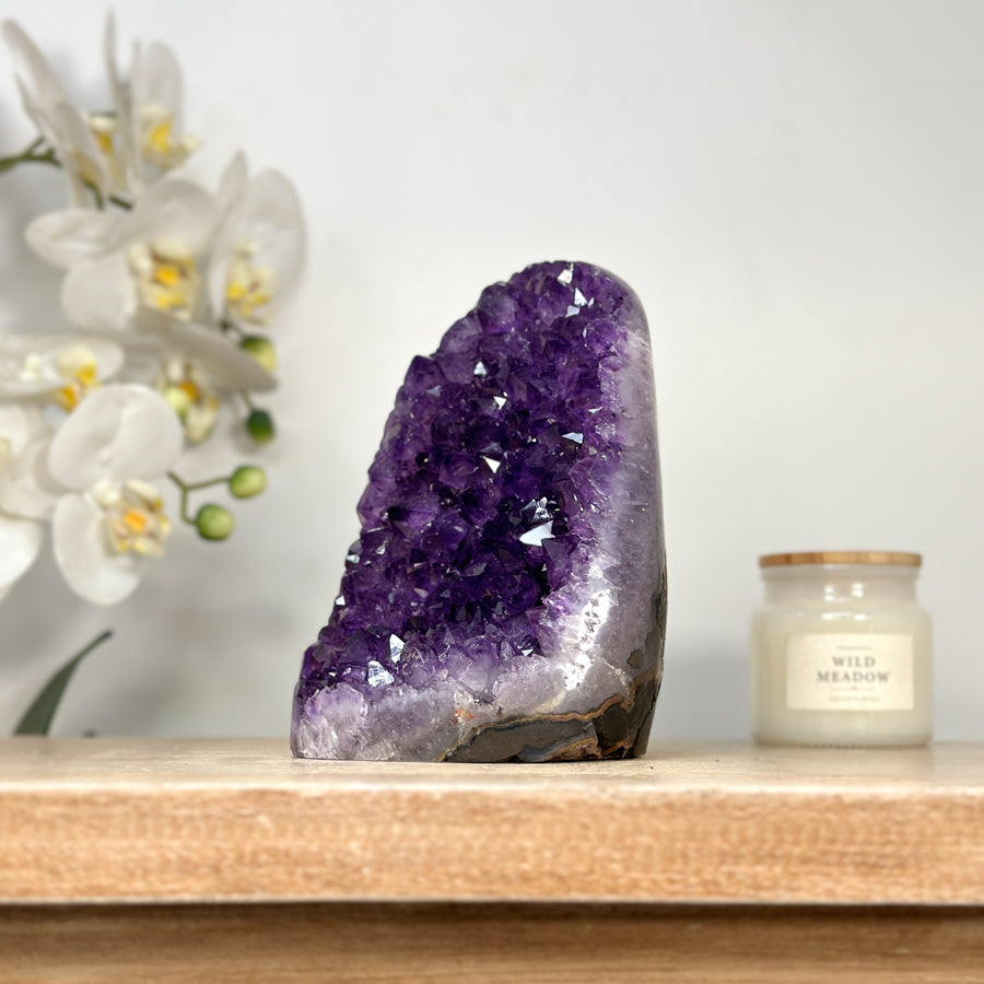 Amethyst-Kathedrale mit klar definierter Kristallkammer und polierten Randflächen