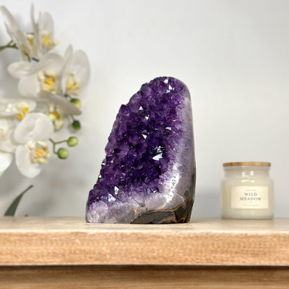 Amethyst-Kathedrale mit klar definierter Kristallkammer und polierten Randflächen