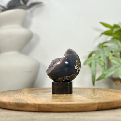 Amethyst-Sphäre mit intensiven violetten Nuancen und Zuckerquarzkristallen