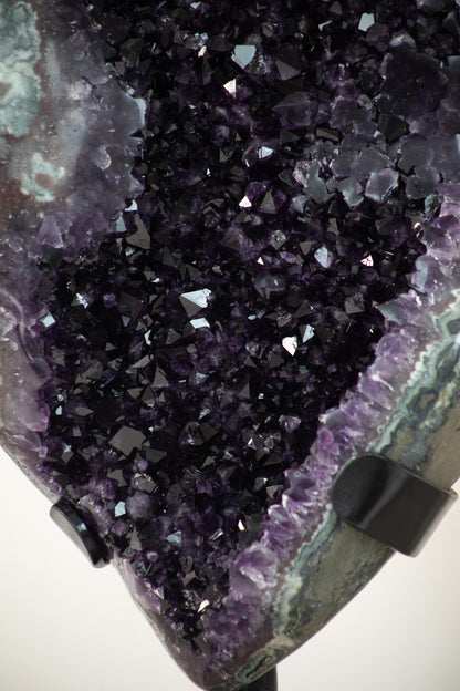 Amethyst-Jaspis-Kristallcluster XXL mit kontrastreicher Mineralmatrix, in exklusiver Premiumqualität