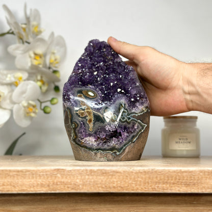 Amethyst-Kathedrale mit stalaktitischer Kristallbildung und beeindruckenden Stalaktitenaugen