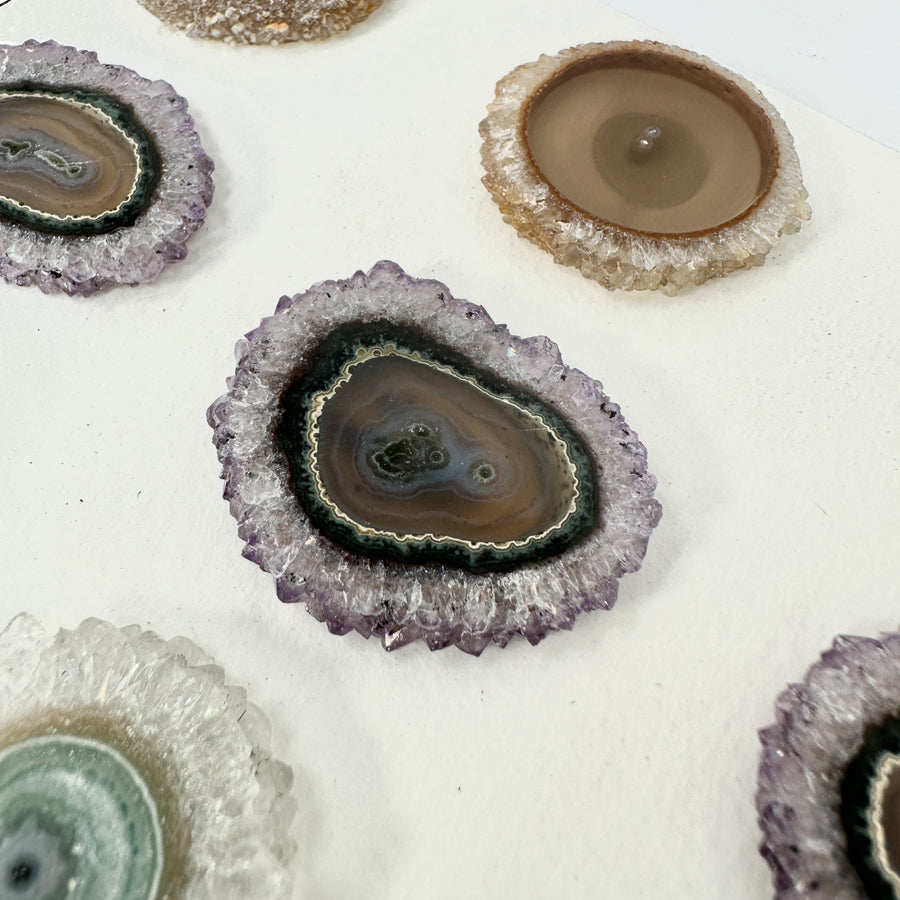 Amethyst-Achat-Quarz-Grünjaspis-Stalaktiten-Scheiben mit vielschichtiger Mineralstruktur