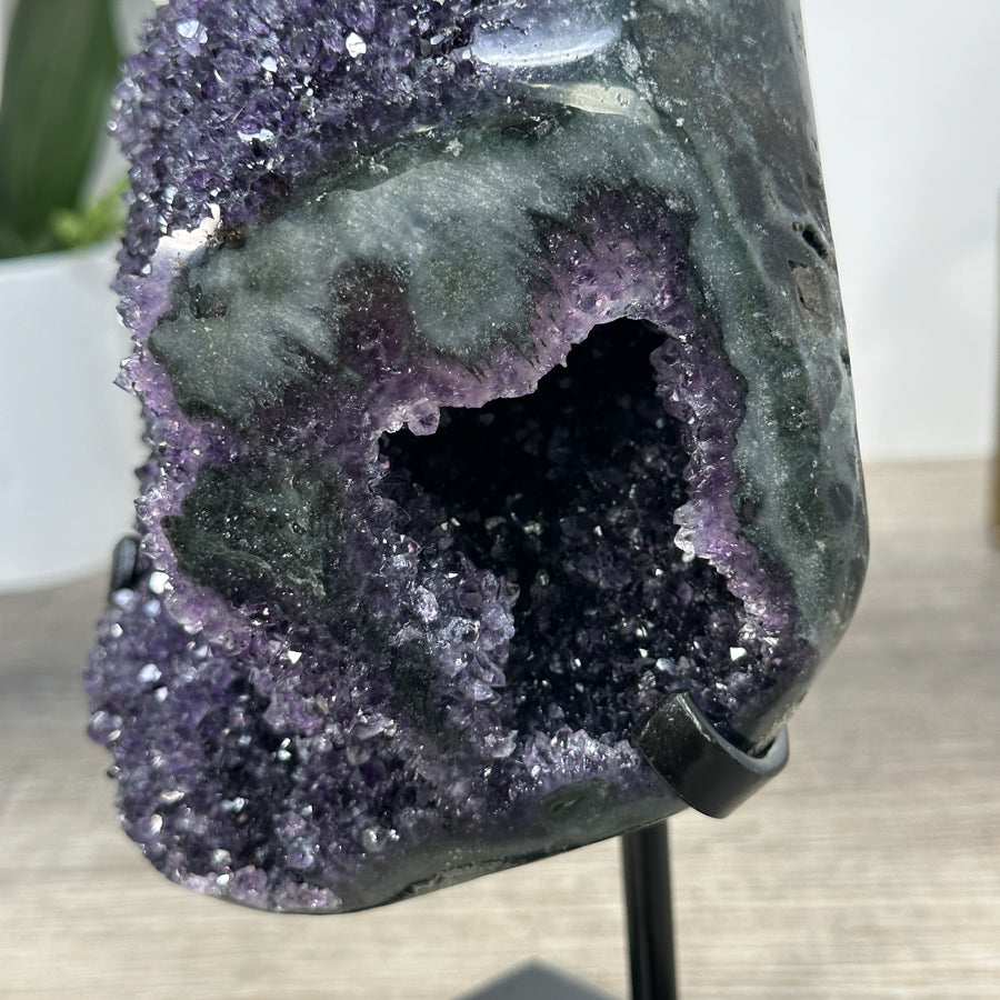 Amethyst-Stein mit integrierter Kalzit-Einlagerung