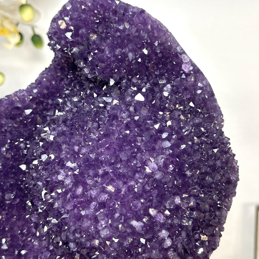 Amethyst-Cluster mit kontrastreicher, blauer Achat-Matrix, in ausgewählter Spitzenqualität