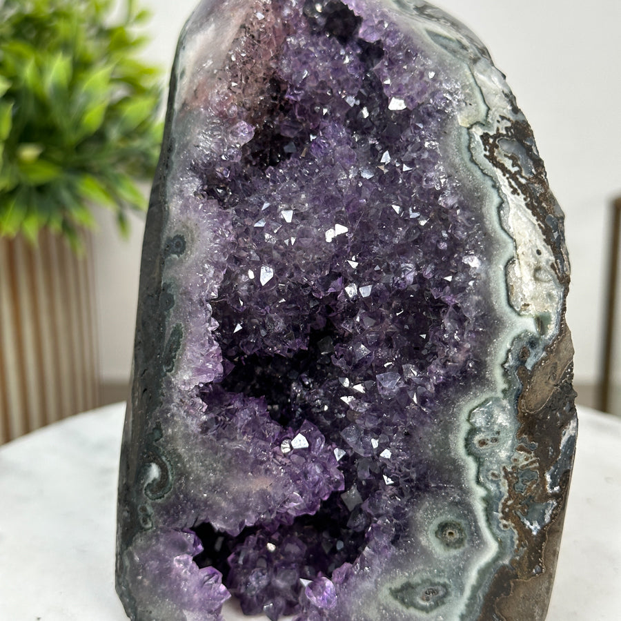 Amethyst-Geode mit gebänderter Jaspis-Struktur und natürlicher Textur