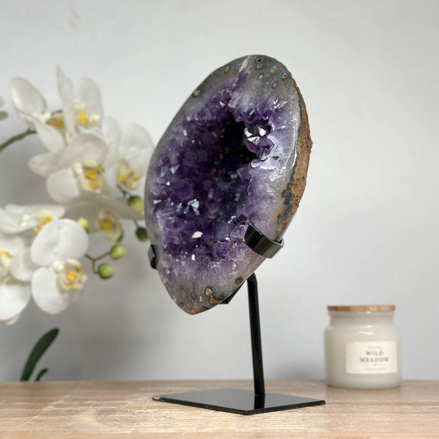 Amethyst-Geode mit weit geöffneter Kristallkammer