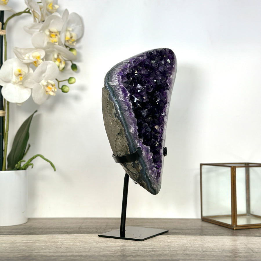 Amethyst-Geode mit tiefvioletter, massiver Kristallformation