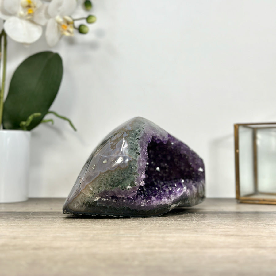 Amethyst-Geode mit feiner Druzy-Kristallauskleidung
