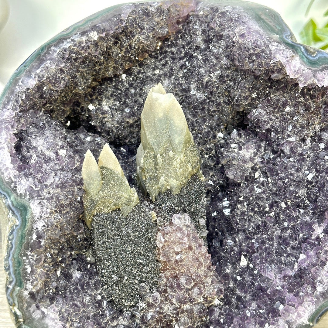 Amethyst-Geode in ausgewählter Spitzenqualität mit seltener Kalzit-Kristallstufe und tiefen Kristallen