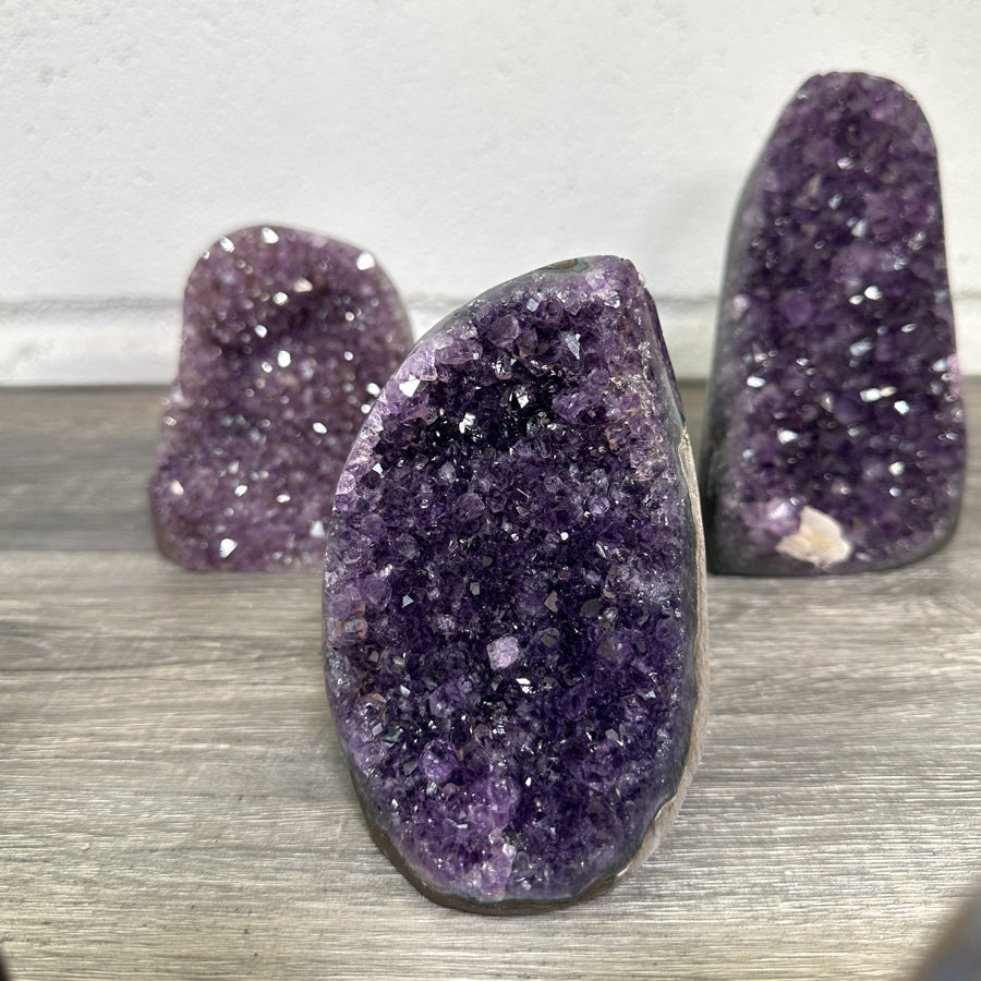 Amethyst-Kathedralen-Set 12-teilig, mit symmetrisch gewachsenen, violetten Kristallkammern