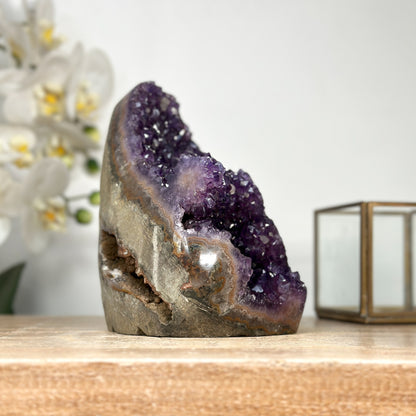 Amethyst-Cluster mit Jaspis-Matrix und warm orangefarbener Strukturwirkung