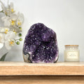 Amethyst-Druse mit stalaktitischer Kristallstruktur und tropfsteinartigen Kristallformationen