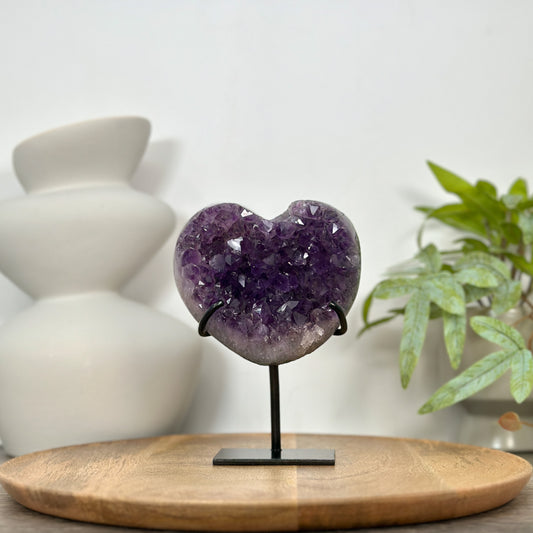 Amethyst-Kristallherz mit dicht gewachsener, purpurner Kristallstruktur