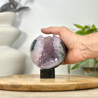 Amethyst-Sphäre mit purpurner Kristallformation und Achat-Maserung