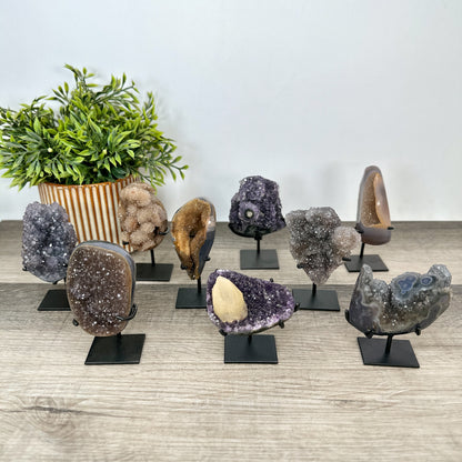 Kristallskulpturen-Set 9-teilig, mit strukturierter Kristallbildung und natürlicher Mineralarchitektur