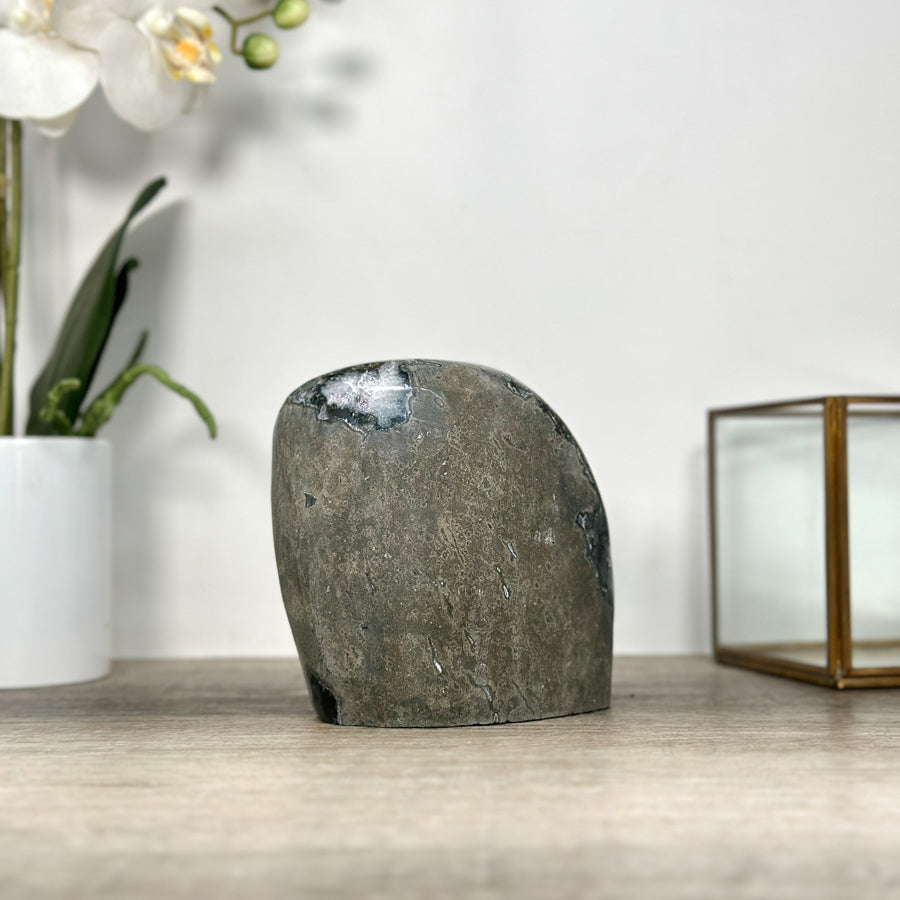 Amethyst-Druse mit klar definierter, architektonischer Kristallkammer