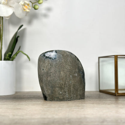 Amethyst-Druse mit klar definierter, architektonischer Kristallkammer