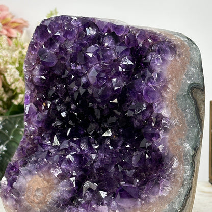 Amethyst-Kathedrale mit einladend geöffneter Kristallkammer und violetter Kristallarchitektur