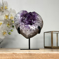 Amethyst-Herzskulptur mit großkristalliner, tiefvioletter Kristallbildung