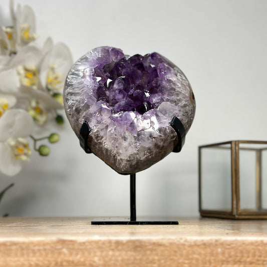 Amethyst-Herzskulptur mit großkristalliner, tiefvioletter Kristallbildung