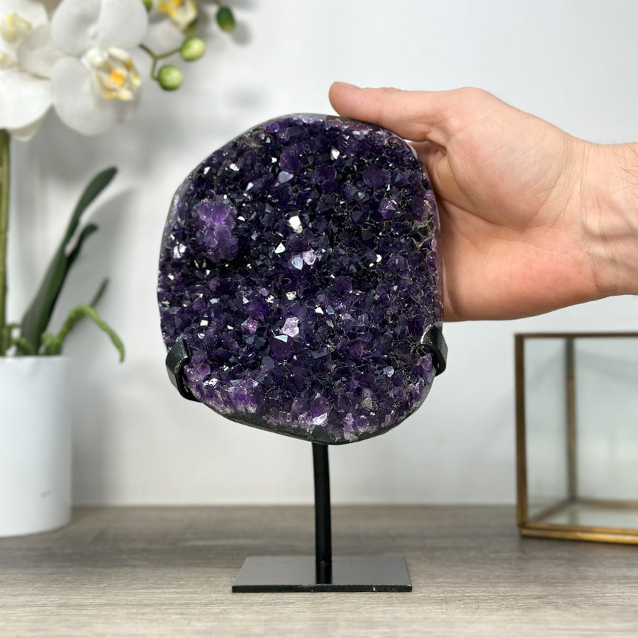Amethyst-Geode mit intensiv tiefvioletter Kristallzone