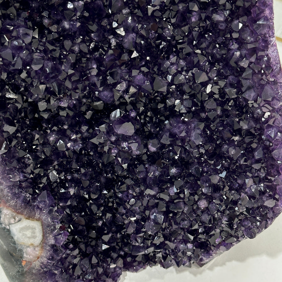 Amethyst-Kathedrale groß mit imposant geöffneter, violetter Kristallkammer