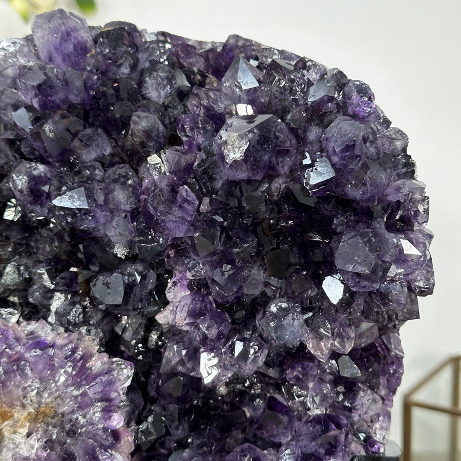 Amethyst-Kristallcluster mit frei gewachsener Spitzenzone