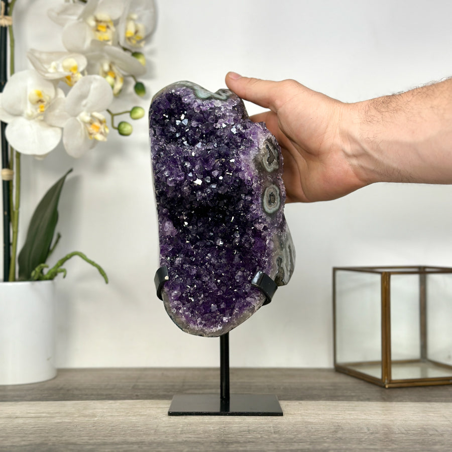Amethyst-Geode mit augenartiger Struktur und tiefvioletter Kristallauskleidung