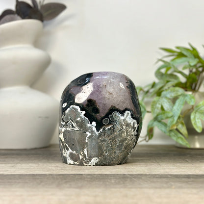 Amethyst-Geode mit natürlichem Kalzit-Kristalleinschluss und feinen Spitzen