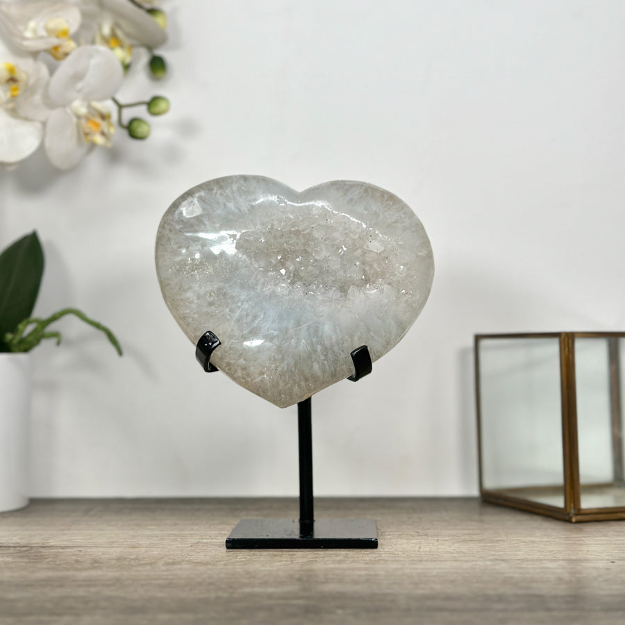 Quarz-Herzskulptur mit kristallklarer, prismatischer Kristallbildung