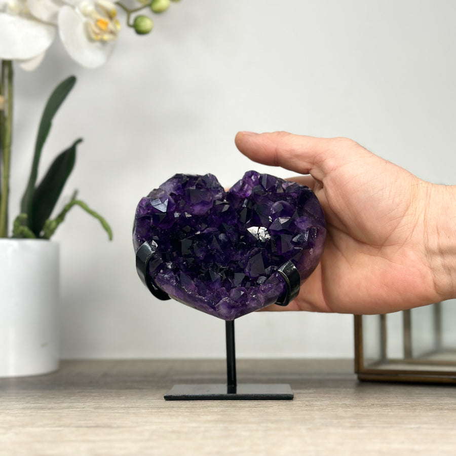 Amethyst-Herz mit harmonisch schimmernder, violetter Kristallzone